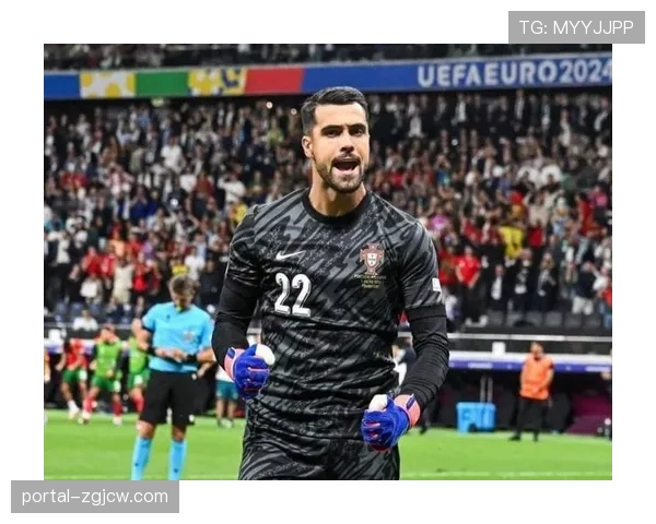 点球大战失利后，葡萄牙门将科斯塔独自坐在门线前的落寞身影